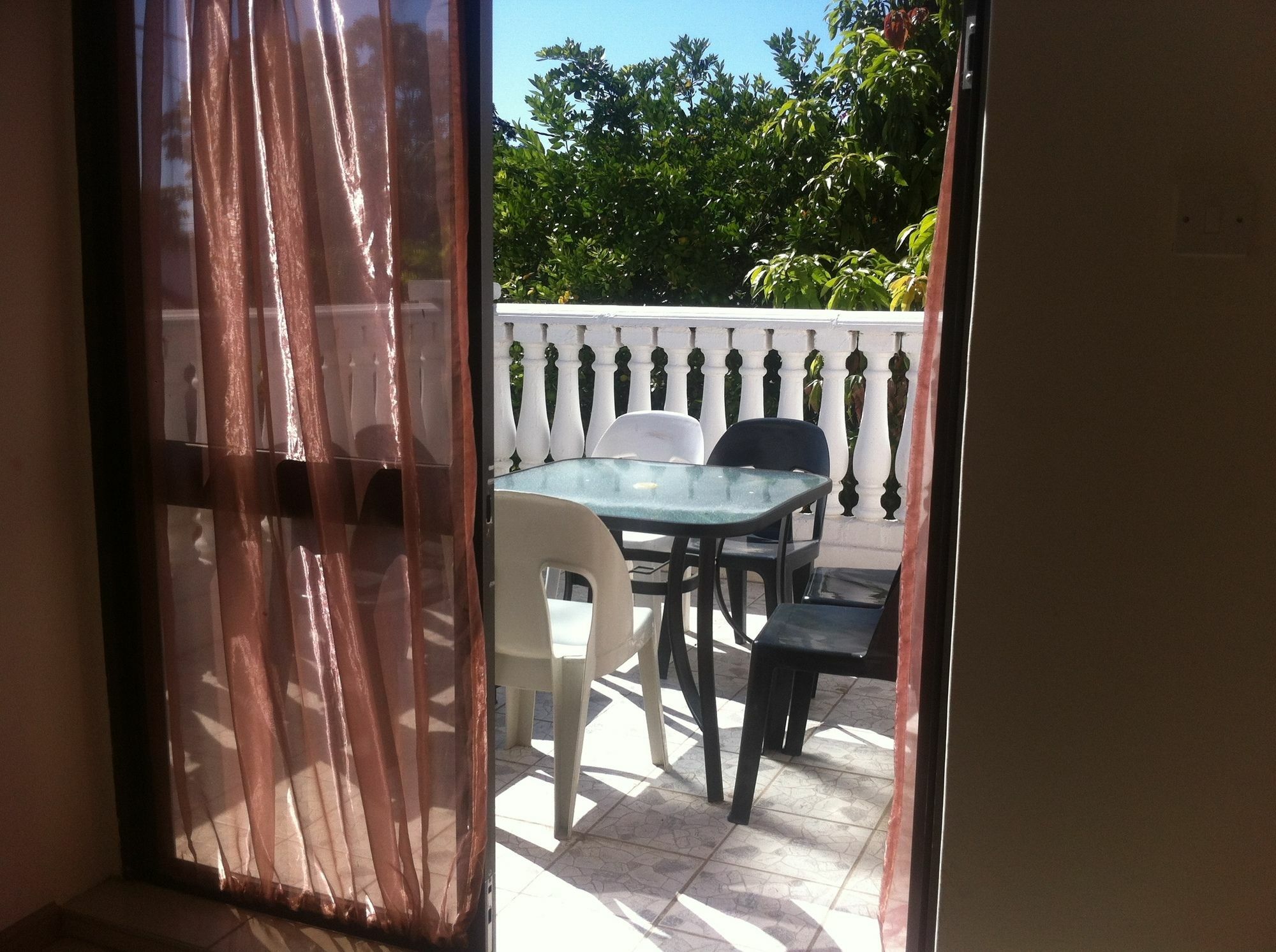 Upper Room Guest House Франсистаун Экстерьер фото